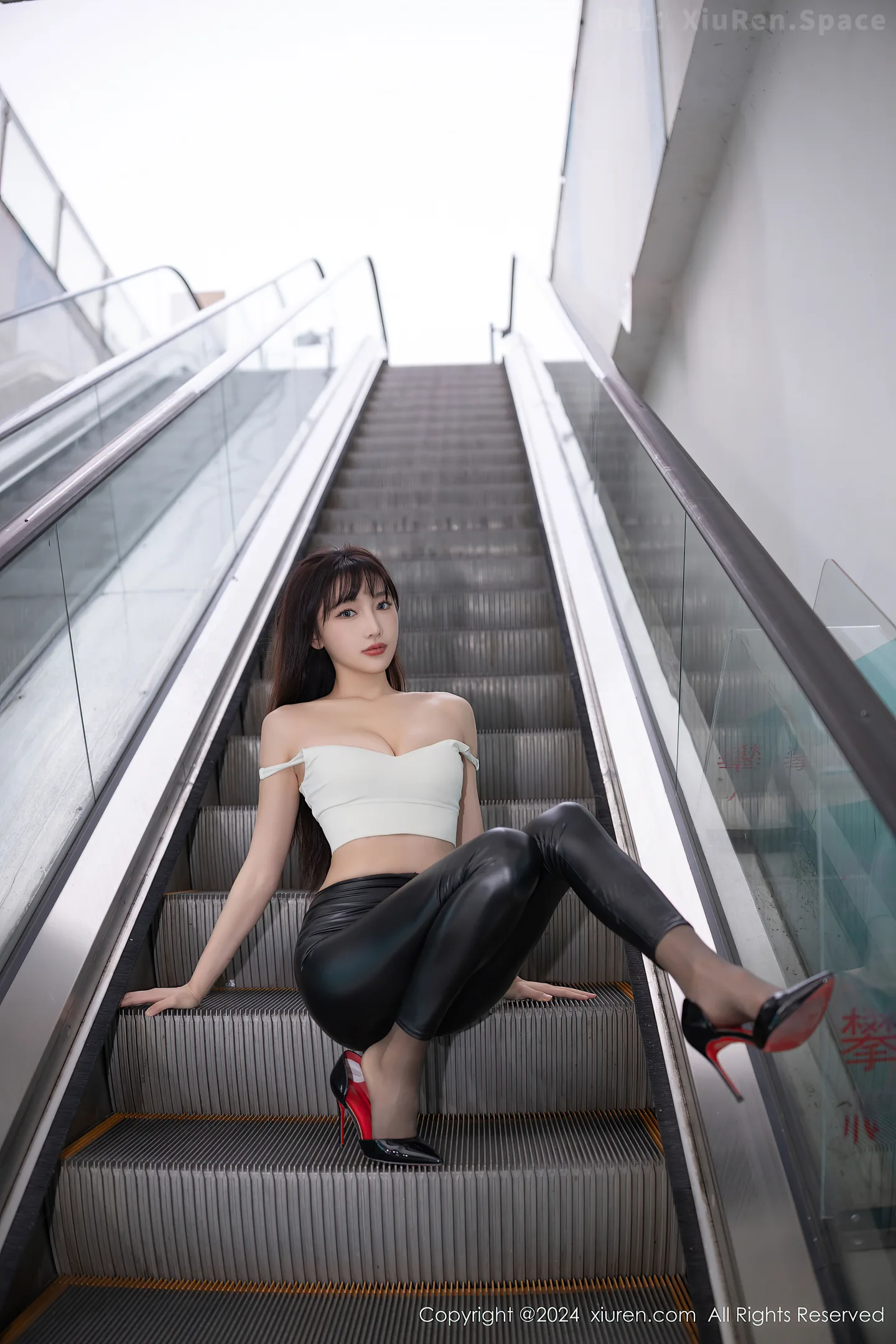 图片[5]-[XiuRen秀人网] VOL.9377 模特陆萱萱性感白上衣配黑皮长裤露超薄黑丝秀翘臀美腿诱惑写真81P-秀人网官方网站